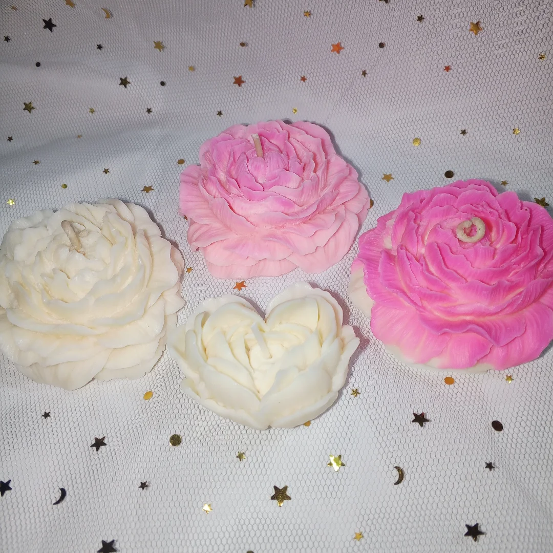 Velas de soja con forma de peonías en tonos rosados y crema